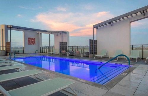 Evans Churchill Apartment | Boulevard Stays Modern Highrise STU Sky Pool Parking Gym 10