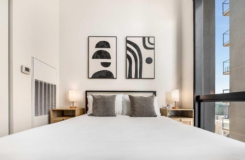 Evans Churchill Apartment | Boulevard Stays Modern Highrise STU Sky Pool Parking Gym 10