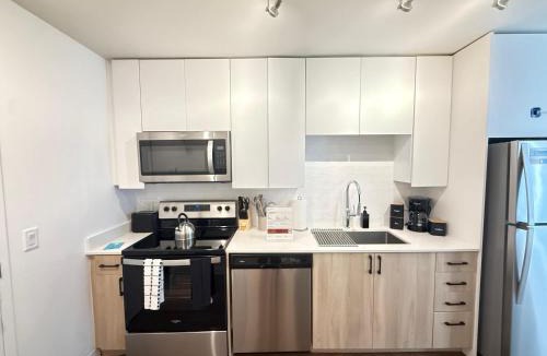 Evans Churchill Apartment | Boulevard Stays Modern Highrise STU Sky Pool Parking Gym 15