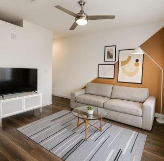 Evans Churchill Apartment | Boulevard Stays Modern Roosevelt 1BR Suite Pool & Gym Access