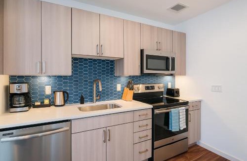 Evans Churchill Apartment | Boulevard Stays Modern Roosevelt 1BR Suite Pool & Gym Access