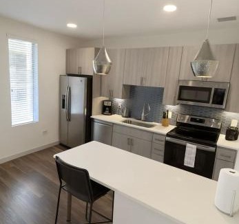 Evans Churchill Apartment | Boulevard Stays Modern Roosevelt 1BR Suite Pool & Gym Access