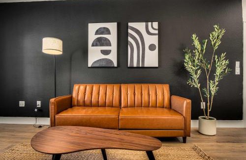 Chandler Apartment | Boulevard Stays Quiet Modern 1BR Pickleball Pool Parking Gym 02