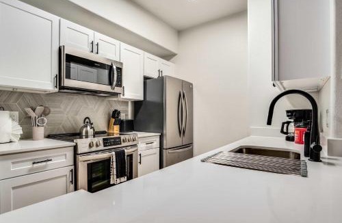 Chandler Apartment | Boulevard Stays Quiet Modern 1BR Pickleball Pool Parking Gym 04