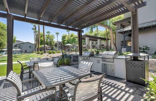 Chandler Apartment | Boulevard Stays Quiet Modern 1BR Pickleball Pool Parking Gym 08