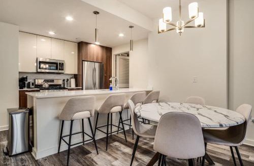 Near North Side Apartment | Boulevard Stays Walk Everywhere 5 mins to Magnificent Mile River North 04