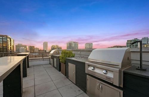 Near North Side Apartment | Boulevard Stays Walk Everywhere 5 mins to Magnificent Mile River North 04