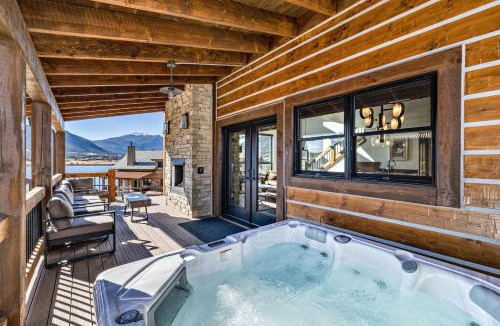 Estes Park House | Brand NEW Located on Lake Estes Private Jacuzzi Two Patios Indoor and Outdoor Fireplace