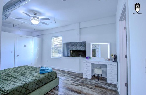 Downtown Memphis Apartment | BRAND NEW Modern 1BD Loft in Downtown with free parking