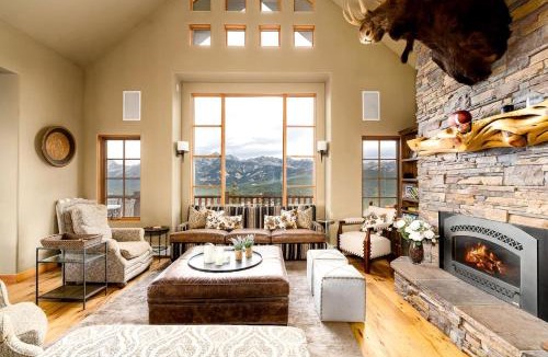 Big Sky House | Breathtaking Secluded Cabin with Hot-tub, Fireplace and Stunning Views in Big Sky, Montana