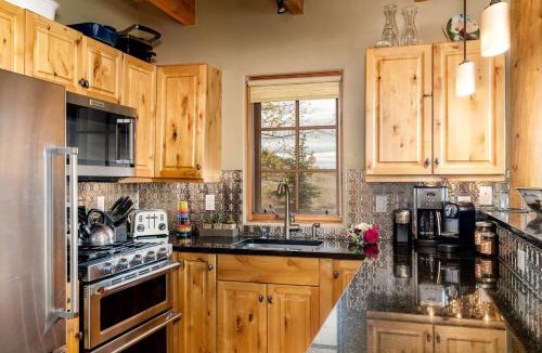 Big Sky House | Breathtaking Secluded Cabin with Hot-tub, Fireplace and Stunning Views in Big Sky, Montana