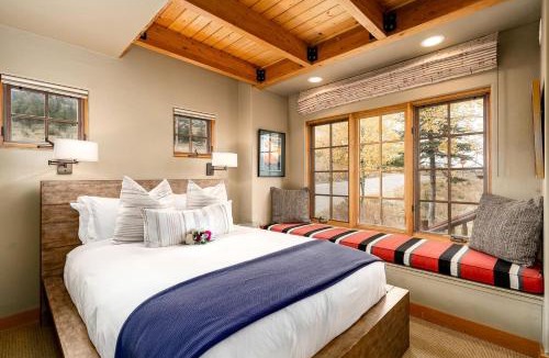 Big Sky House | Breathtaking Secluded Cabin with Hot-tub, Fireplace and Stunning Views in Big Sky, Montana