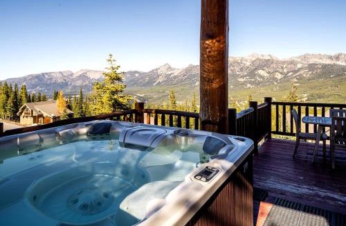 Big Sky House | Breathtaking Secluded Cabin with Hot-tub, Fireplace and Stunning Views in Big Sky, Montana