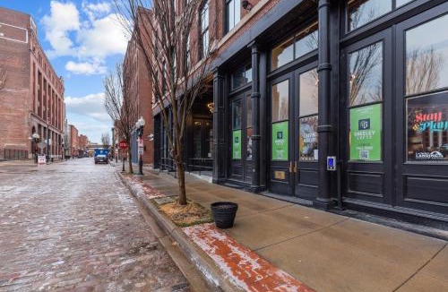 Downtown St. Louis Apartment | Brick & Bed Riverfront Lofts, G 304