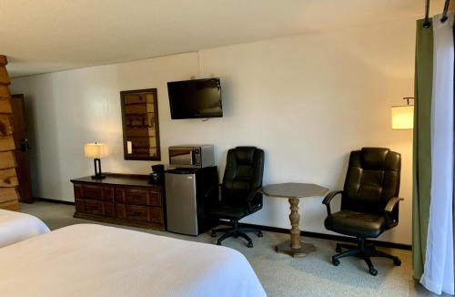 Tomahawk House | Bridge Inn Tomahawk -1st Floor, 2 Queen Size Bed, Walkout, River View