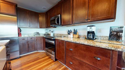 Mammoth Lakes Apartment | Bridges Townhome 5 Large, Remodeled Mountain View Townhome with Private Jacuzzi, Steps to Eagle Lodge