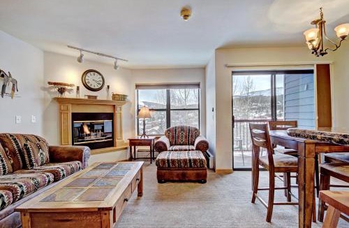 Historic District Apartment | Bright 2Br Plus Den 3Ba - Steps to Vibrant Main Street, Ski-to-Town