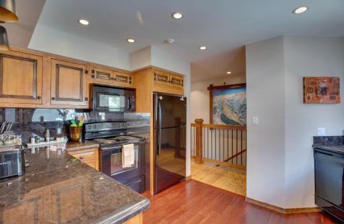 Telluride House | Bright Downtown Telluride Condo - Steps to Lift!