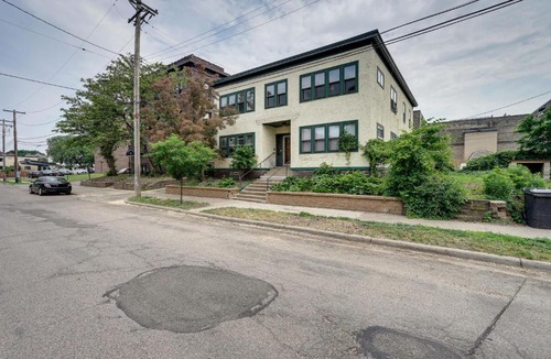 Elliot Park House | Bright Minneapolis Apartment - 1 Mi to Downtown!
