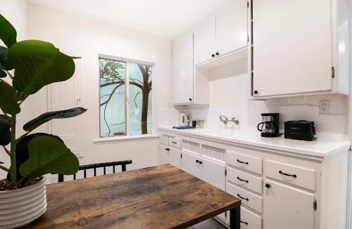 Beverly Hills Apartment | Bright Second-Floor Studio Near Beverly Hills