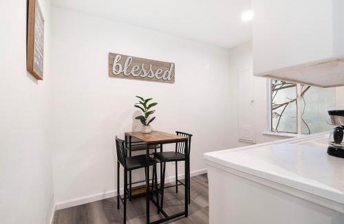 Beverly Hills Apartment | Bright Second-Floor Studio Near Beverly Hills