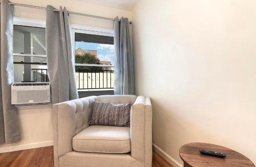 Beverly Hills Apartment | Bright Second-Floor Studio Near Beverly Hills