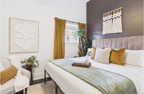 West Town Apartment | Bright & Spacious Boho Oasis A Warm Retreat