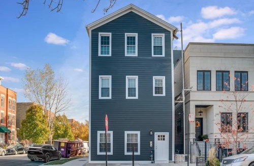 West Town Apartment | Bright & Spacious Boho Oasis A Warm Retreat