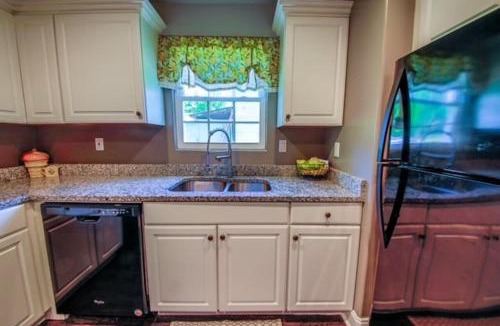 Brighton House | Brighton Bungalow Historic Town Square Charm Near Memphis Sleeps 6