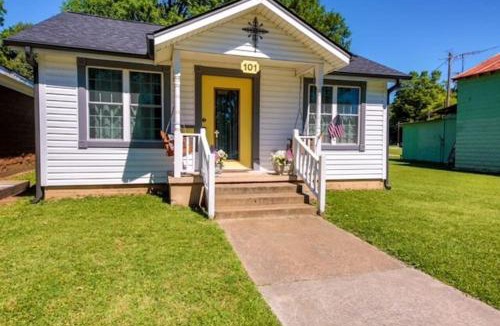 Brighton House | Brighton Bungalow Historic Town Square Charm Near Memphis Sleeps 6