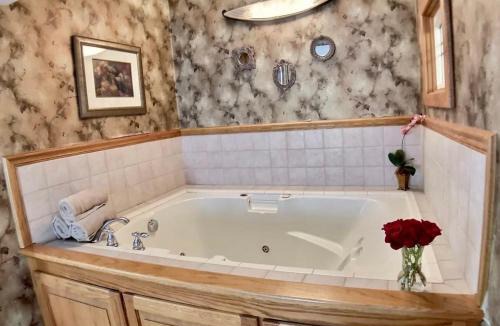 Eureka Springs Historic District Apartment | Brownstone Spring Suite - Double Spa Tub Parking