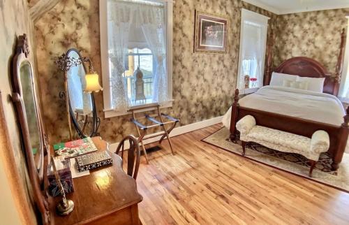 Eureka Springs Historic District Apartment | Brownstone Spring Suite - Double Spa Tub Parking