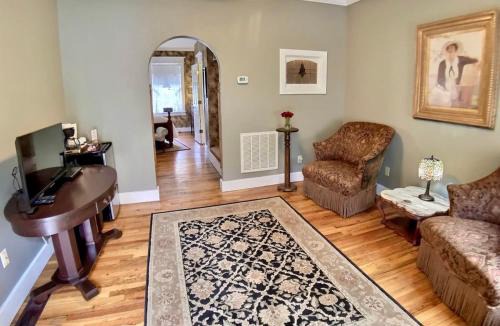 Eureka Springs Historic District Apartment | Brownstone Spring Suite - Double Spa Tub Parking