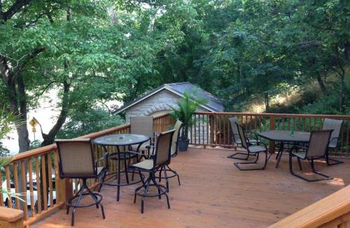 Eureka Springs Historic District Apartment | Brownstone Spring Suite - Double Spa Tub Parking