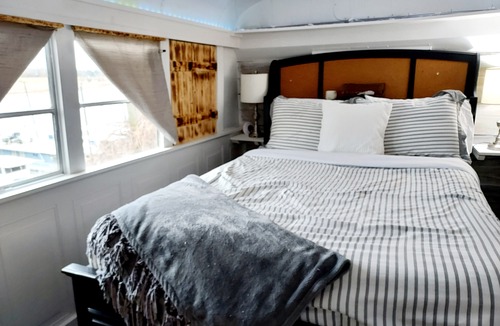 West Monroe Hotel | Bruiser Cozy Riverfront School Bus Pet Friendly
