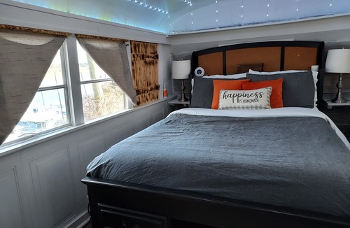 West Monroe Hotel | Bruiser Cozy Riverfront School Bus Pet Friendly