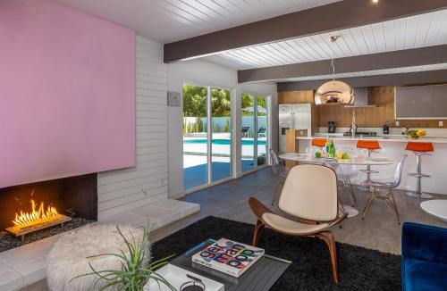 Racquet Club Estates House | Bubble Gum Modern: Mid-Century Alexander