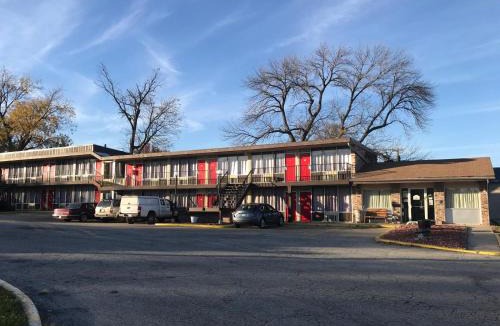 Kirksville Hotel | Budget Host Village Inn