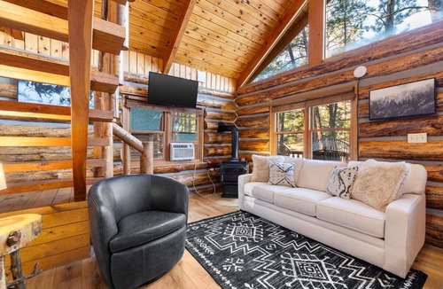 Rapid City House | Buffalo Lodge- Cozy Log House with Hot Tub