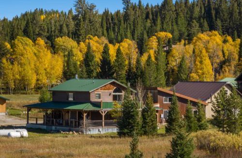 Lazy Acres House | Bunk House Big House 2BR Mountain Views 7 min to Yellowstone