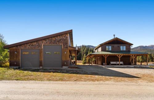 Lazy Acres House | Bunk House Big House 2BR Mountain Views 7 min to Yellowstone