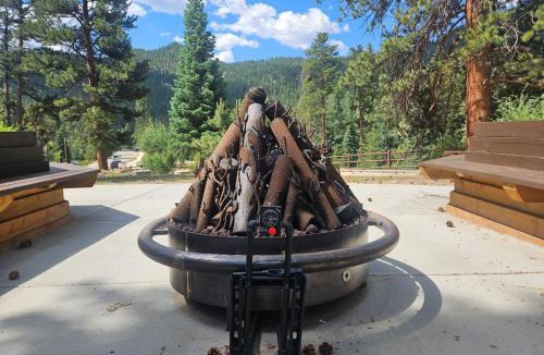 Estes Park House | Cabin 1- Hot Tub Grill- Mins to RMNP