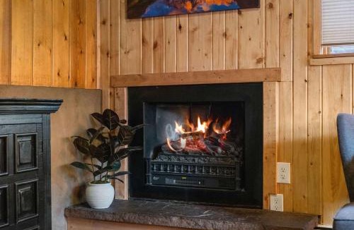 Estes Park House | Cabin 1- Hot Tub Grill- Mins to RMNP