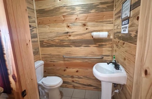 Hot Springs House | Cabin 1 The Glacier