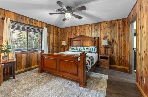 Estes Park House | Cabin 20- King Cabin w Roku TV Full Kitchen
