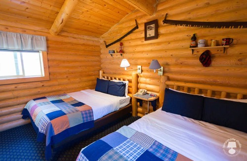 Thayne Cabin | Cabin Creek Inn - Standard Double Queen by Highway