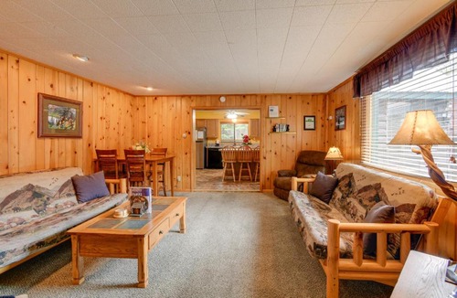 West Yellowstone House | Cabin Less Than 1 Mi to Yellowstone Nat'l Park!
