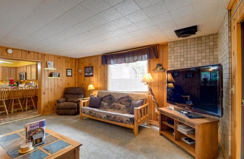 West Yellowstone House | Cabin Less Than 1 Mi to Yellowstone Nat'l Park!