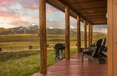 Livingston House | Cabin on 20 Acres, Wildlife, Big Views, Firepit, Close to Yellowstone