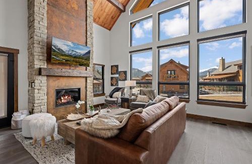 Estes Park House | Cabin on Lake Estes! Private Jacuzzi Two Patios Indoor and Outdoor Fireplace